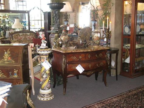 who around here would know about art and antiques, and could offer insights into the intricate world of collectibles?